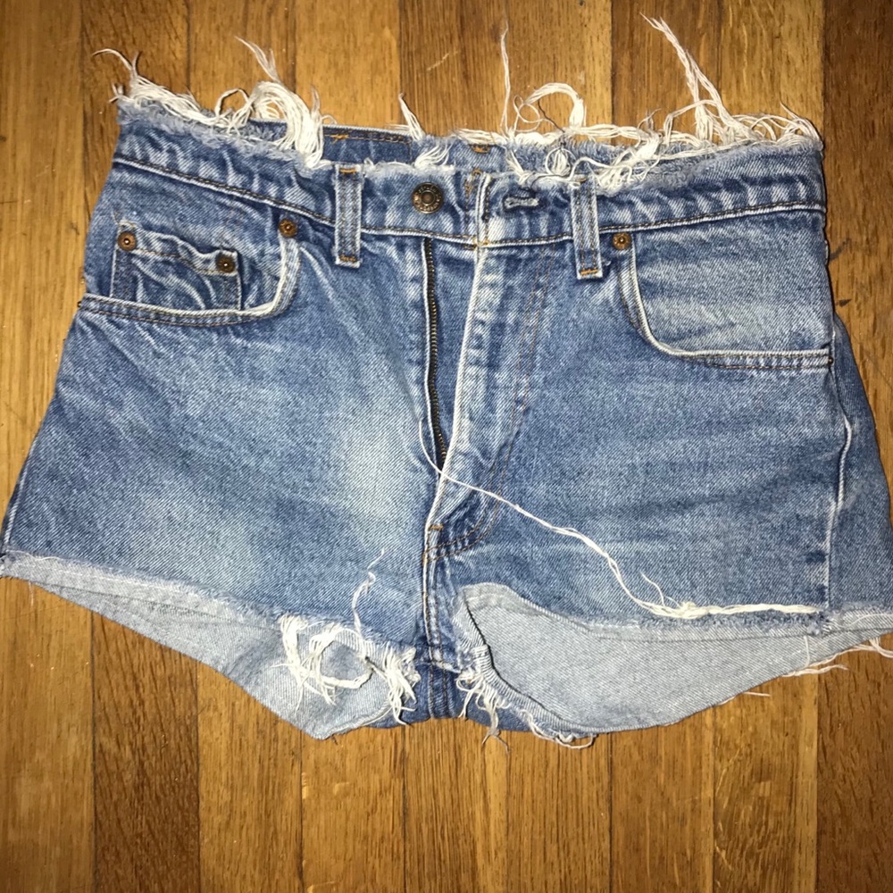 PERFECT distressed Levi’s denim shorts size 26
